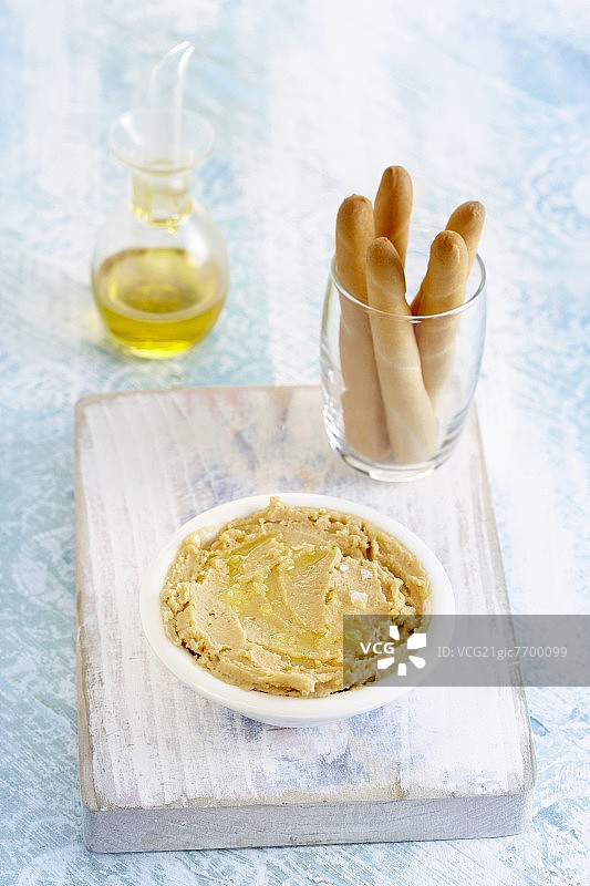 鹰嘴豆泥和面包条图片素材