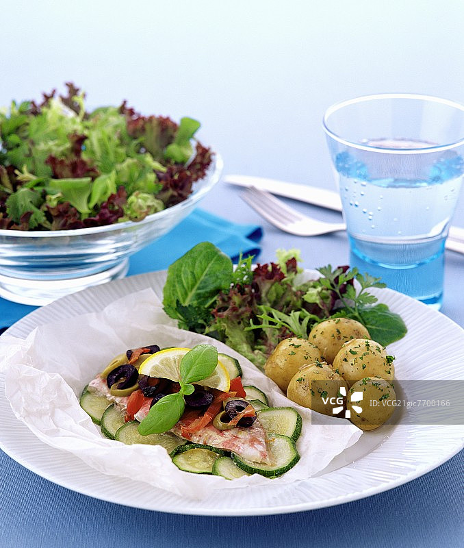 蒸红鲻鱼配西葫芦图片素材