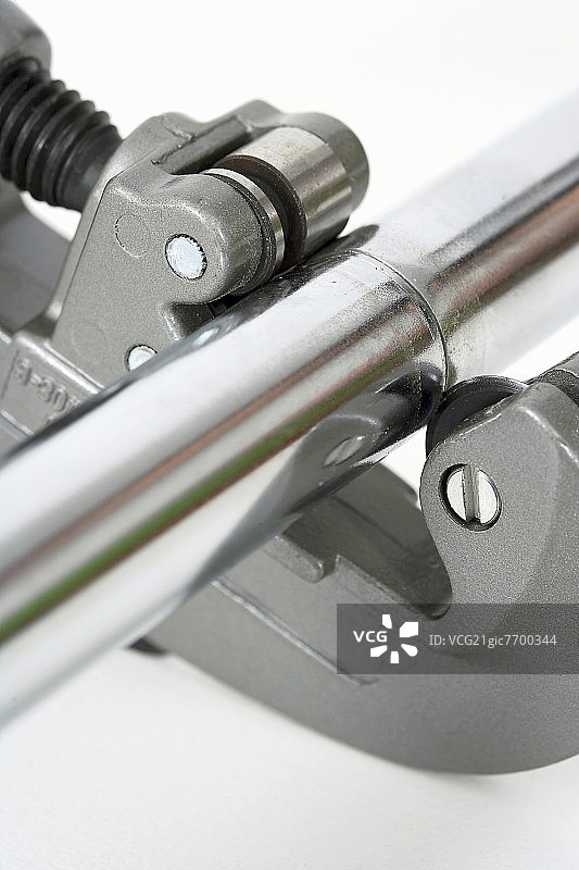 用割管器切割铬轨（特写）图片素材