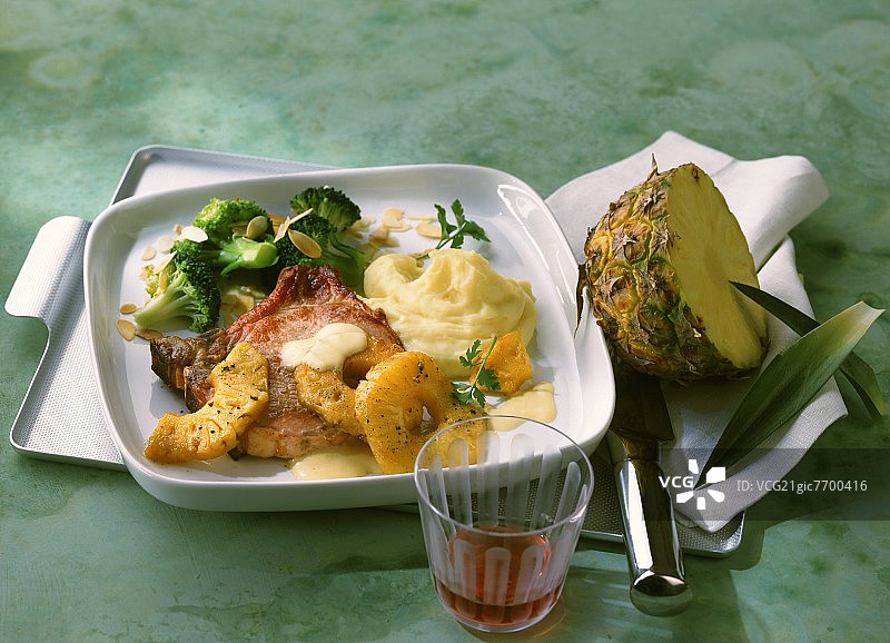 烟熏猪排与蜜汁菠萝图片素材