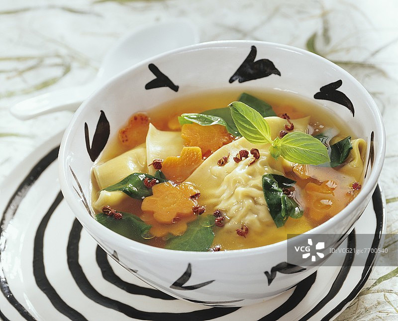 菠菜胡萝卜云吞汤图片素材