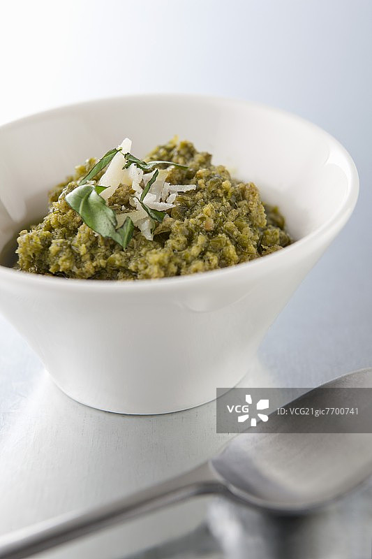 热那亚青酱（罗勒香蒜酱配帕尔马干酪，意大利）图片素材