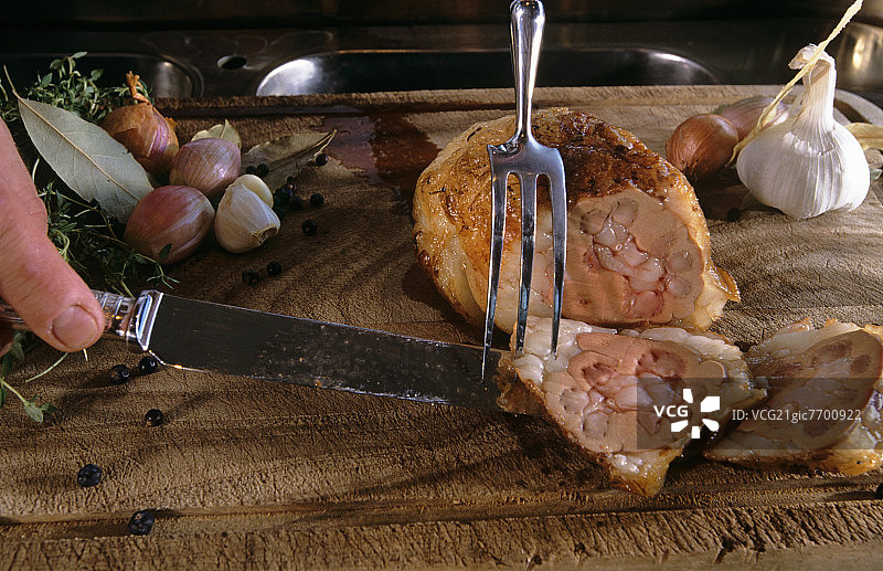 切开整个烤腰子图片素材