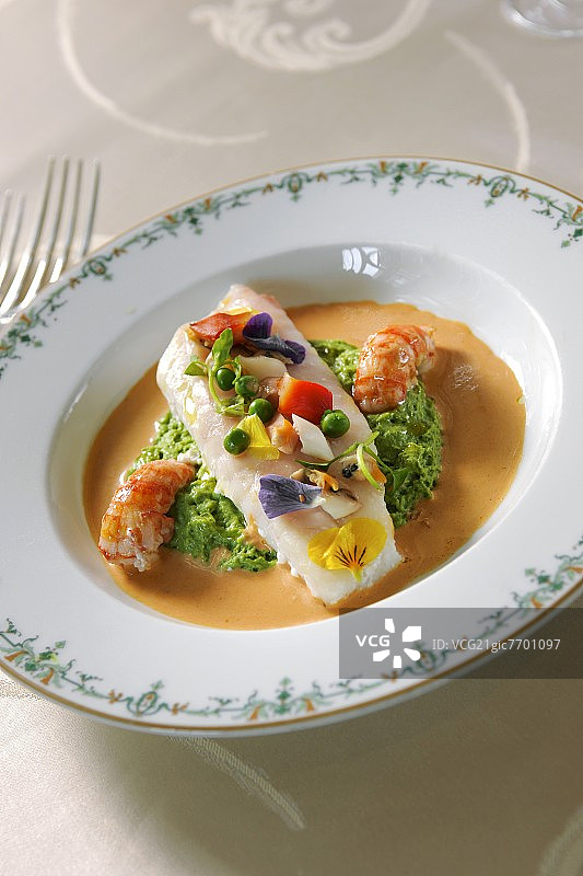 鳕鱼配海螯虾佐牛油果泥图片素材