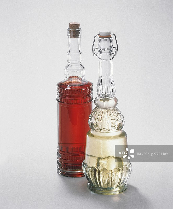 瓶装的两种醋图片素材