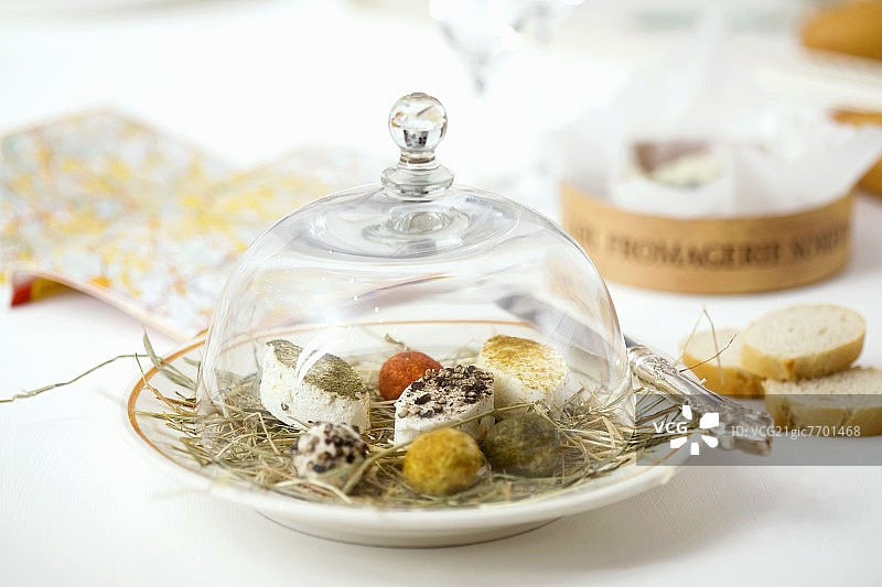 辣椒粉咖喱芥末干草软奶酪图片素材