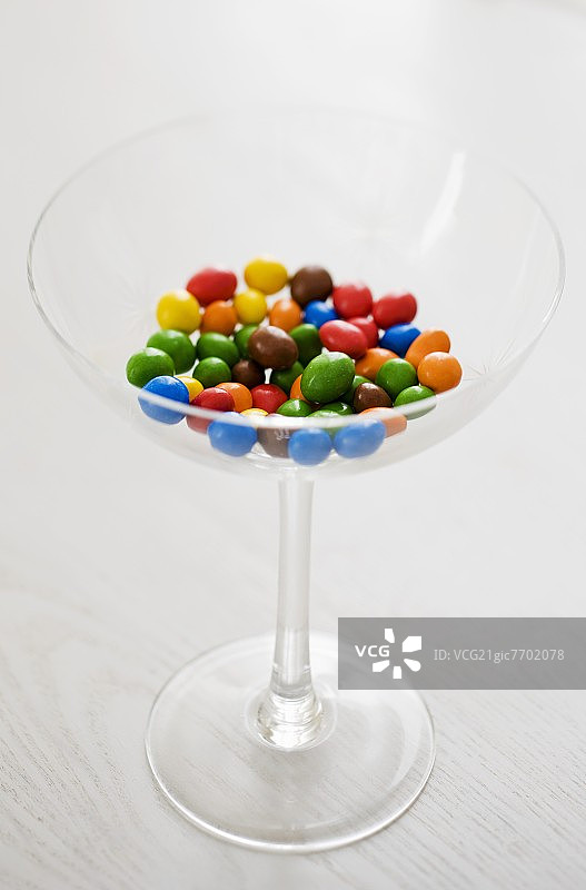 玻璃杯中不同颜色的巧克力花生图片素材