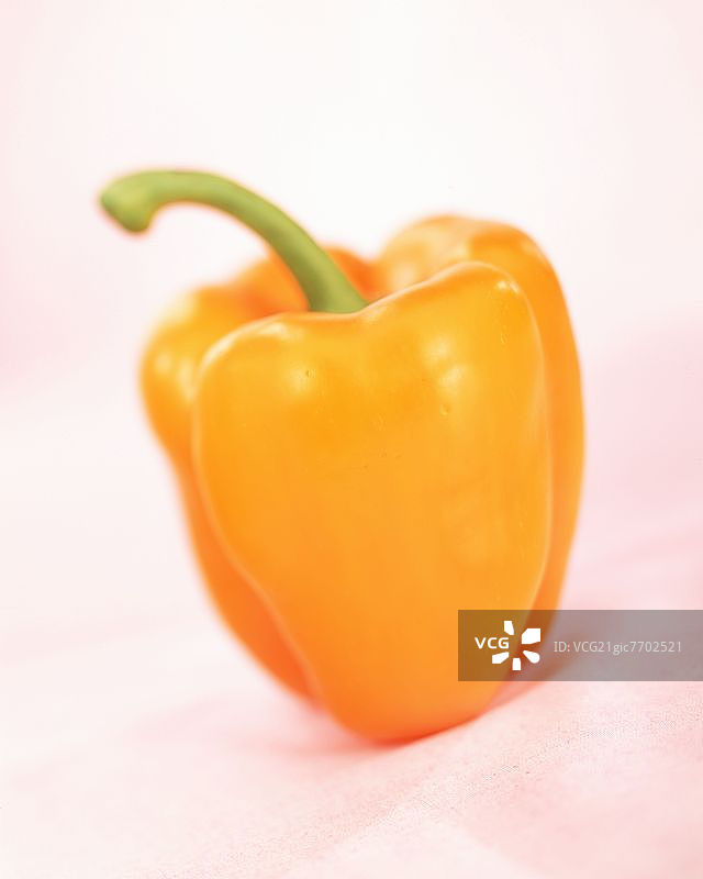 粉色背景上的黄色辣椒图片素材