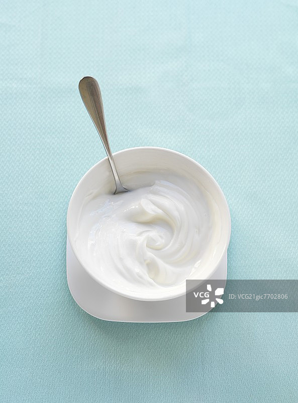 一碗希腊酸奶配勺子图片素材