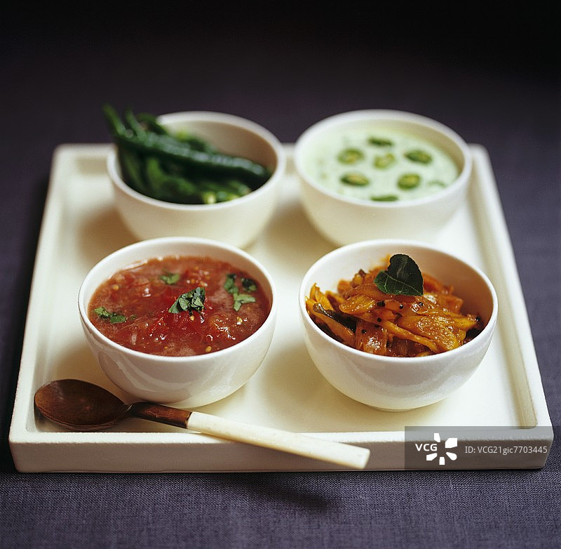 四种不同的酱汁和酸辣酱图片素材