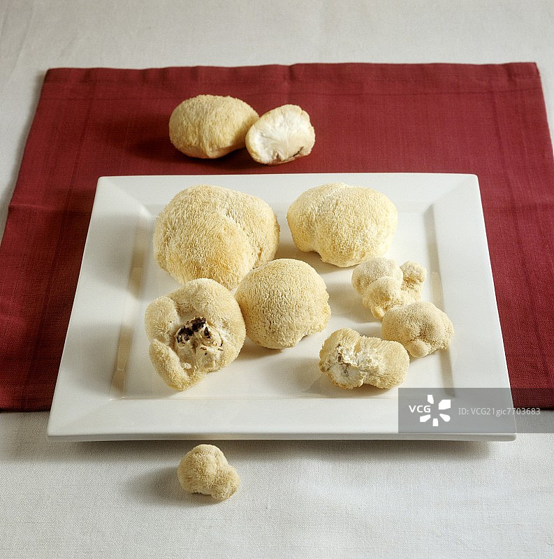 盘子里的狮子鬃毛蘑菇图片素材