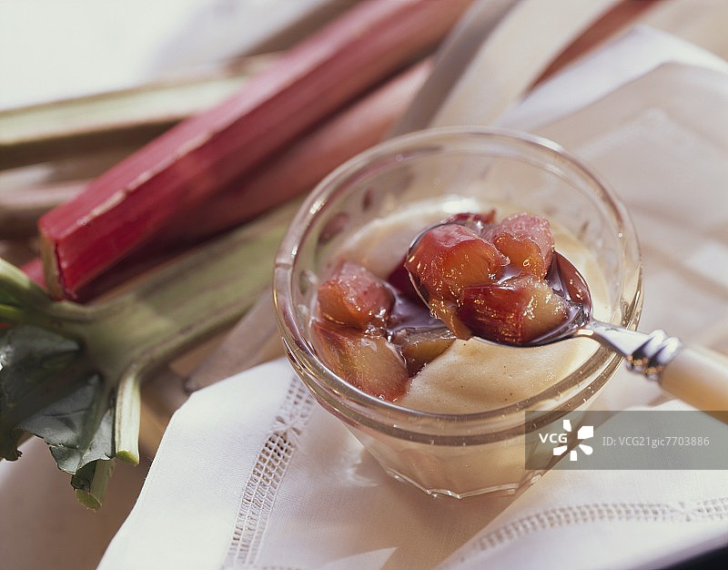 玻璃碗和勺子里的香草奶油 rhubarb compote图片素材