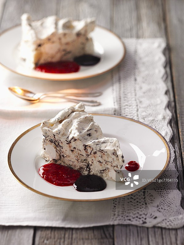 搭配各种酱料的意式冰淇淋蛋糕图片素材