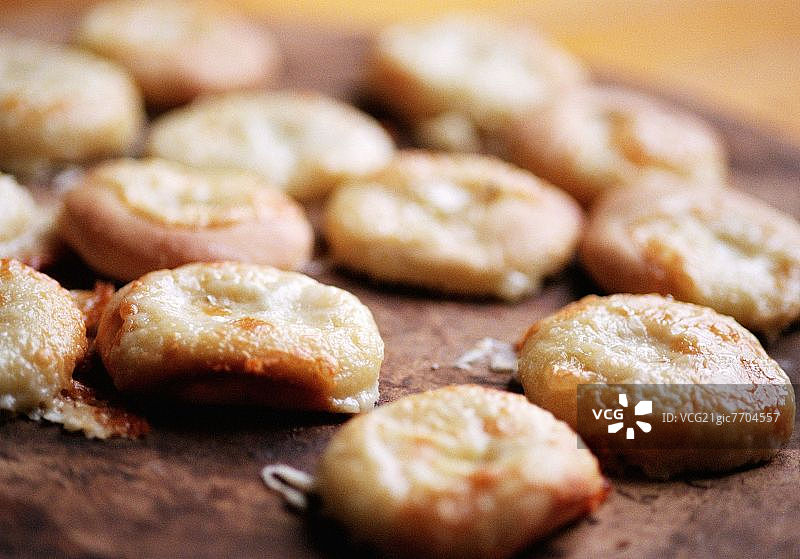 温暖的塔雷吉欧奶酪卷图片素材