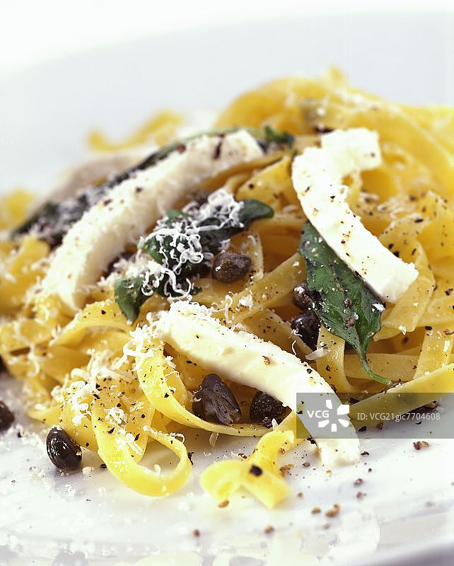 阿马尔菲塔纳宽面（搭配马苏里拉奶酪和刺山柑）图片素材