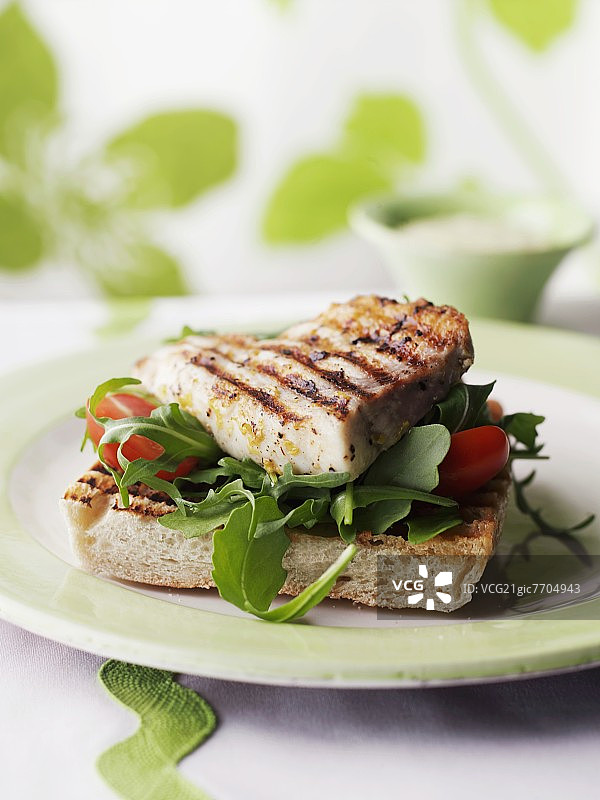 旗鱼、火箭和番茄三明治图片素材