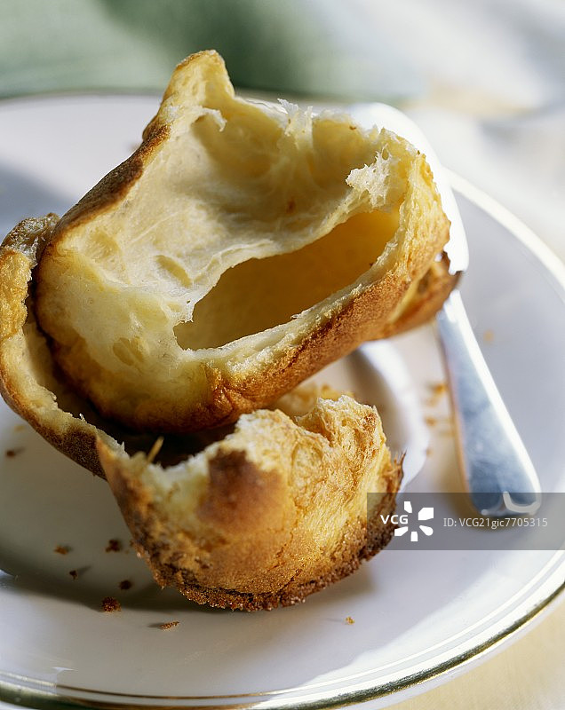 盘子里爆开的泡芙图片素材