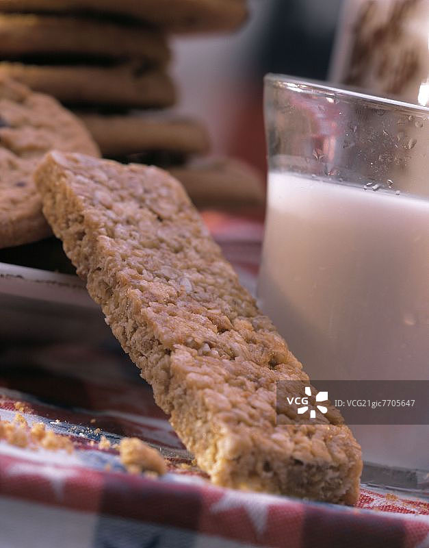 麦片棒和一杯牛奶图片素材