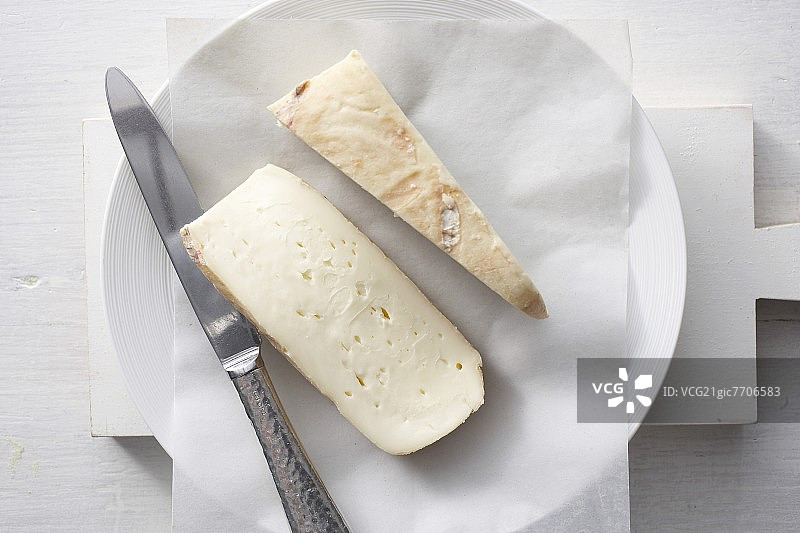盘子上的两片塔雷吉欧奶酪图片素材