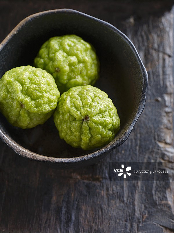 碗里的三个卡菲尔酸橙（俯视）图片素材