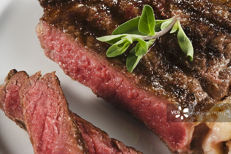 烤肋眼牛排切片；半熟图片素材