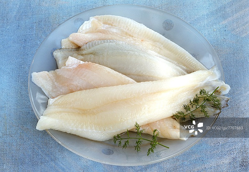 盘中的新鲜柠檬鲽鱼片图片素材