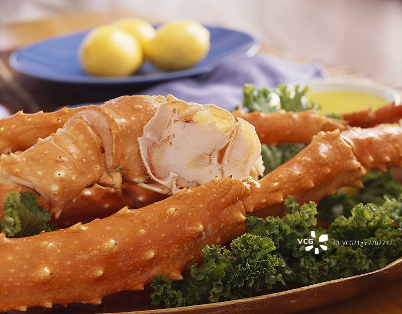 卷曲的欧芹床上蟹腿特写图片素材