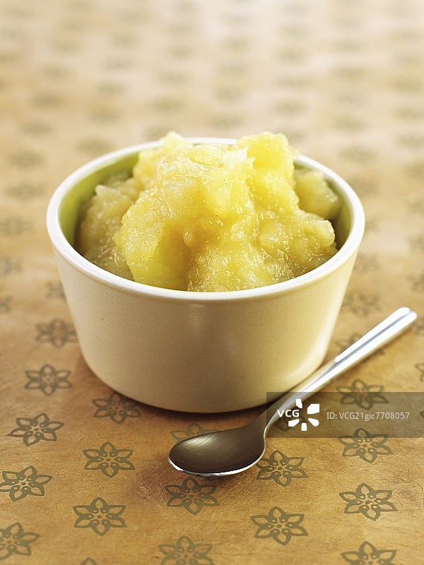 陶瓷碗里的苹果酱图片素材