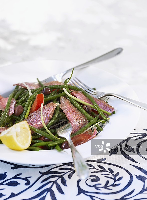 红鲻鱼豆沙拉图片素材