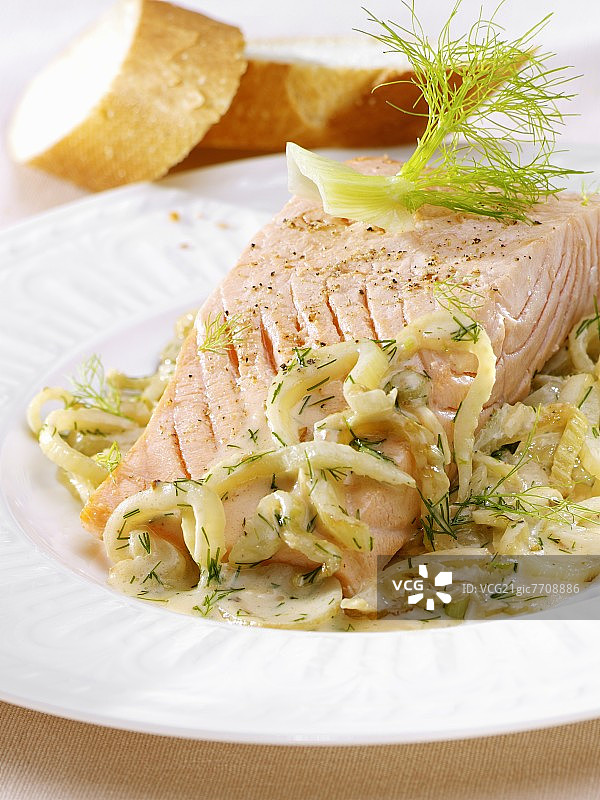 茴香水煮三文鱼片图片素材