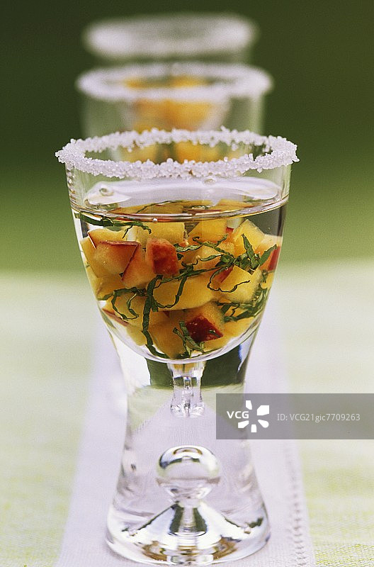 搭配水果沙司的伏特加图片素材