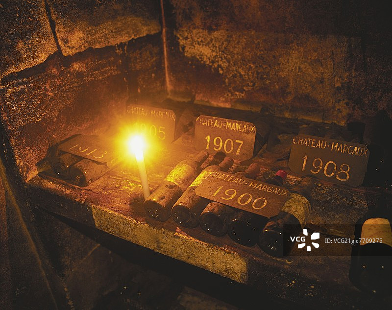 酒窖中的波尔多老酒瓶 (玛歌酒庄)图片素材