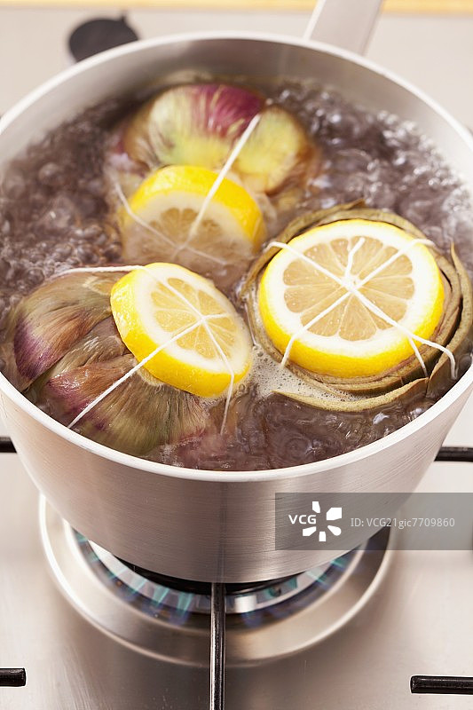 在加盐的柠檬片水中煮洋蓟图片素材