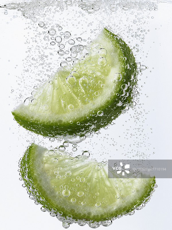 青柠角落入矿泉水中图片素材