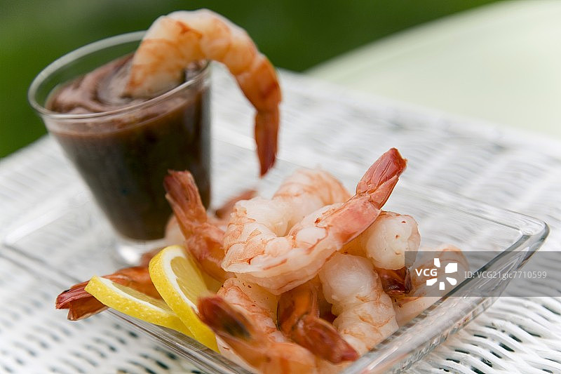 玻璃盘中的鲜虾鸡尾酒；酱汁虾图片素材