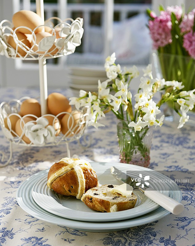 涂有黄油和鸡蛋的英式十字面包图片素材
