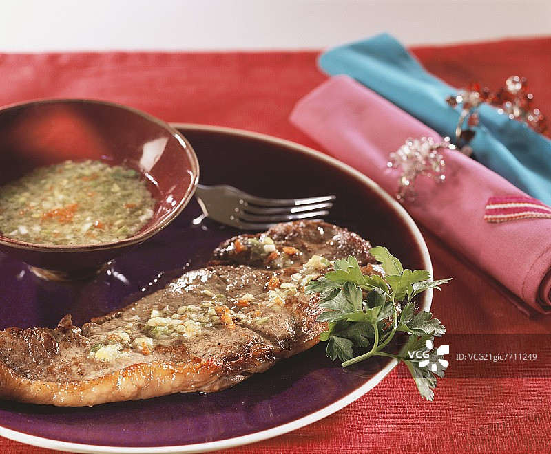 搭配辣椒油醋汁的牛排图片素材