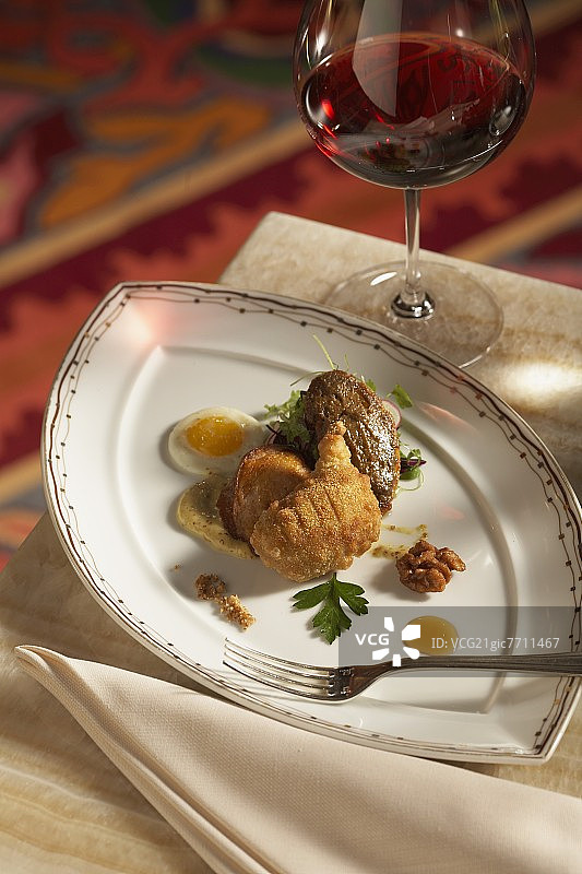 鸭肝酱与红酒杯图片素材