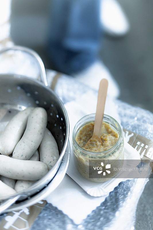白香肠和梨芥末酱图片素材