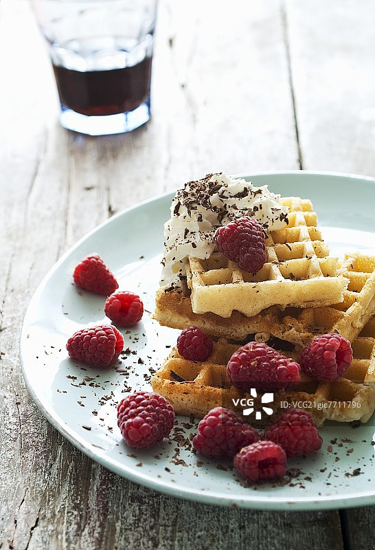 华夫饼配覆盆子和奶油图片素材