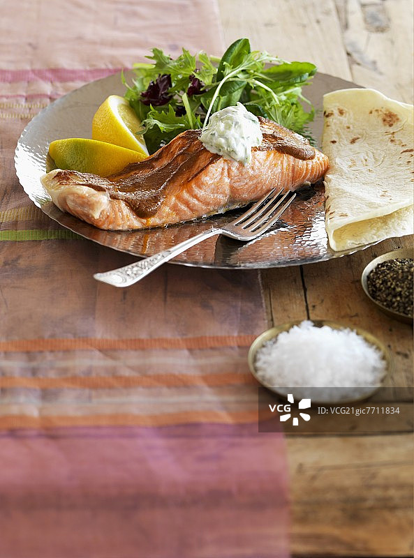 印度三文鱼提卡配印度酸奶酱图片素材