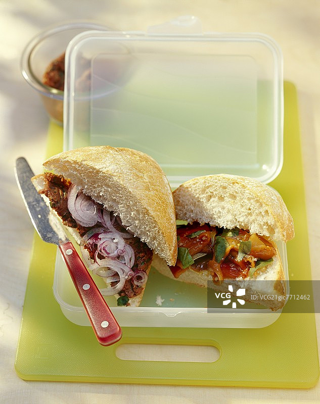 恰巴塔面包配鞑靼牛排和午餐盒里的辣椒图片素材