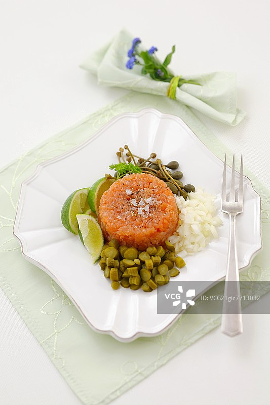 鞑靼三文鱼配洋葱、酸黄瓜、刺山柑、青柠角图片素材