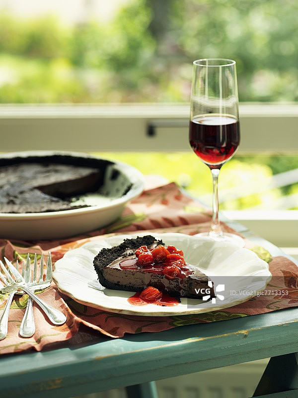 搭配樱桃蜜饯的巧克力派图片素材