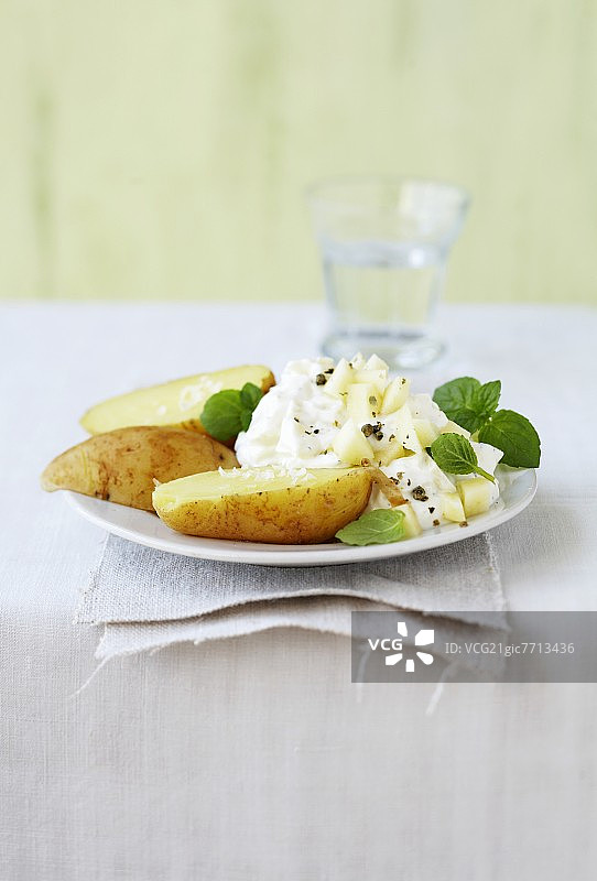 新鲜土豆搭配酸奶、青柠和薄荷图片素材
