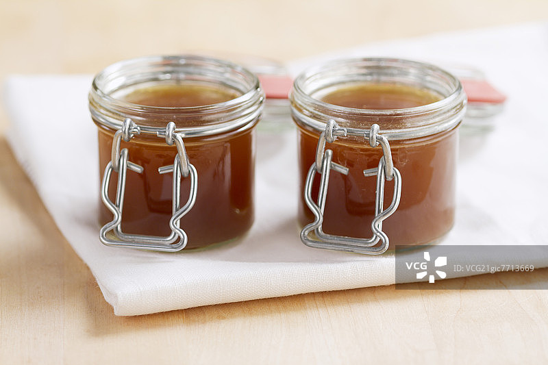 罐装的法式多蜜酱（基本棕色酱汁）图片素材