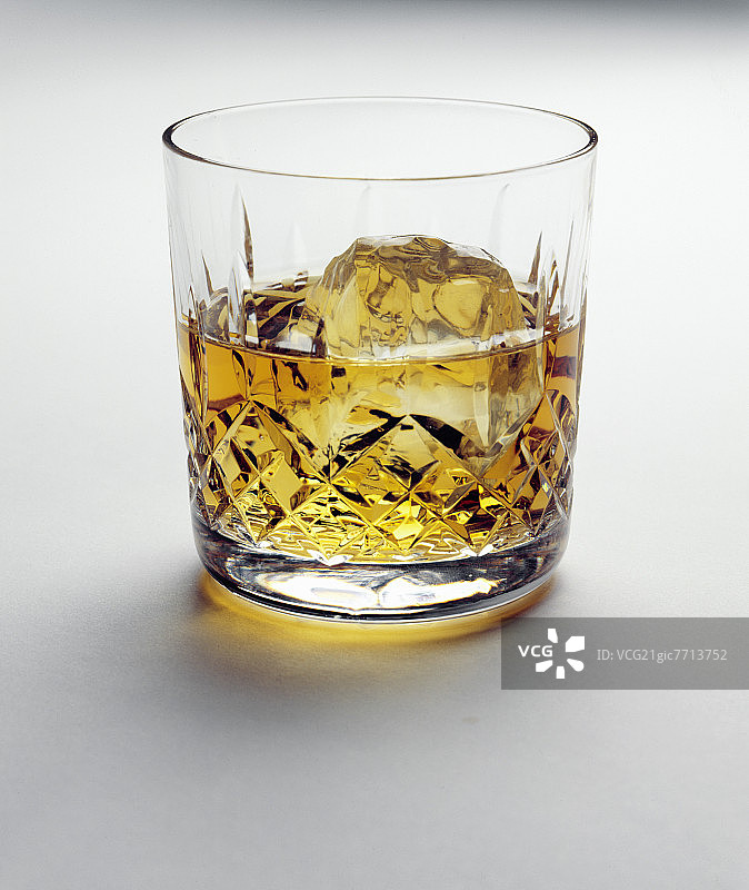 切割水晶杯中的冰镇苏格兰威士忌图片素材
