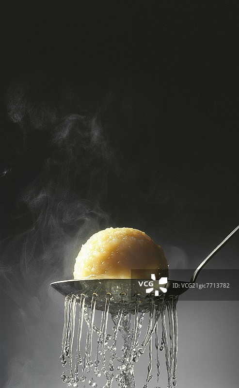 漏勺上热气腾腾的土豆饺子图片素材