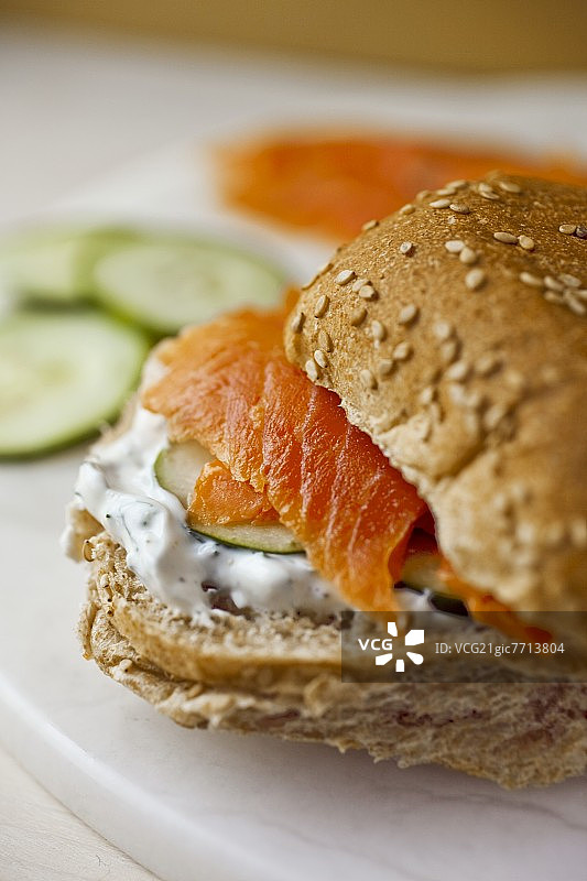 烟熏三文鱼黄瓜芝麻汉堡图片素材