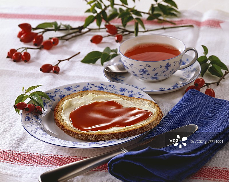 面包片与蔷薇果茶图片素材
